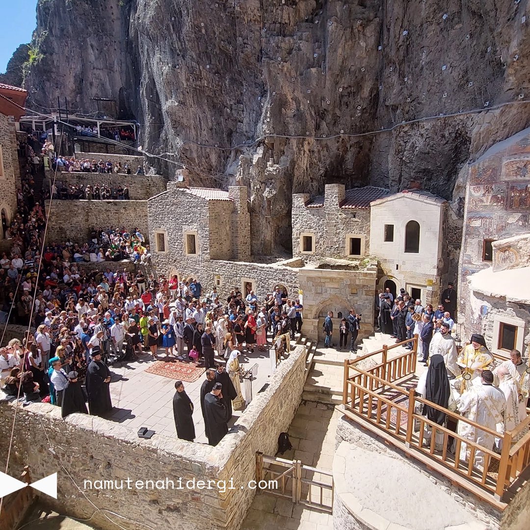 📌 Gezi Önerisi 
Sümela Manastırı, Trabzon ilinin Maçka ilçesindeki Altındere vadisi sınırları içerisinde yer alan Meryem Ana Deresi'nin batı yamaçlarında yer alan, Kara tepesinin üzerinde ve deniz seviyesinden 1.150 m yükseklikte konumlanmış Rum Ortodoks manastır ve kilisesidir.