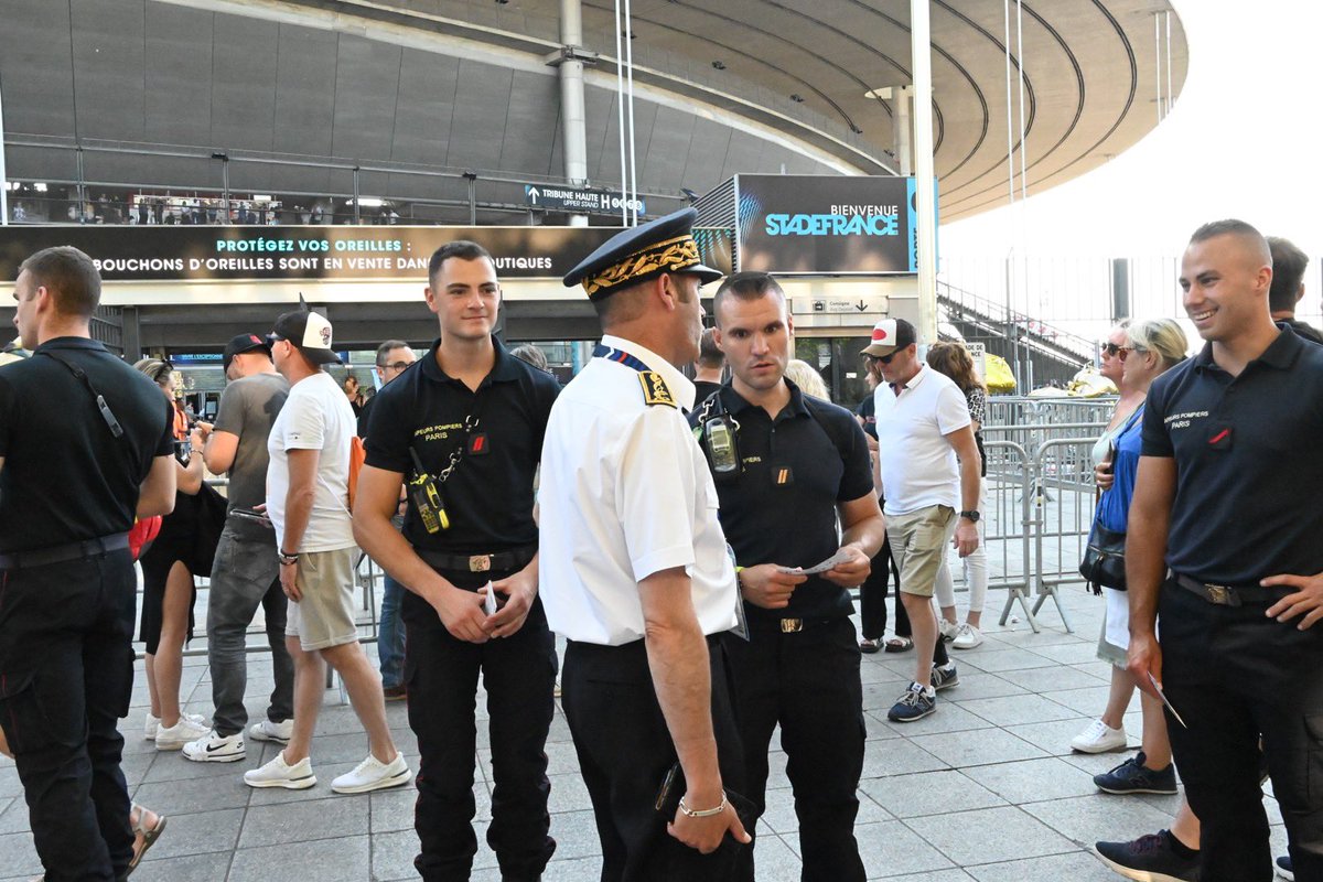 Prefet93's tweet photo. #ConcertDepecheMode
Aujourd’hui 24 juin c’est
👉 le concert de @depechemode au @StadeFrance !
👉 la journée nationale des Sapeurs-pompiers 🚒
L’occasion de lier les deux pour saluer @PompiersParis pour leur engagement au quotidien et lors des événements au #StadeDeFrance https://t.co/rvV9R6bSWx