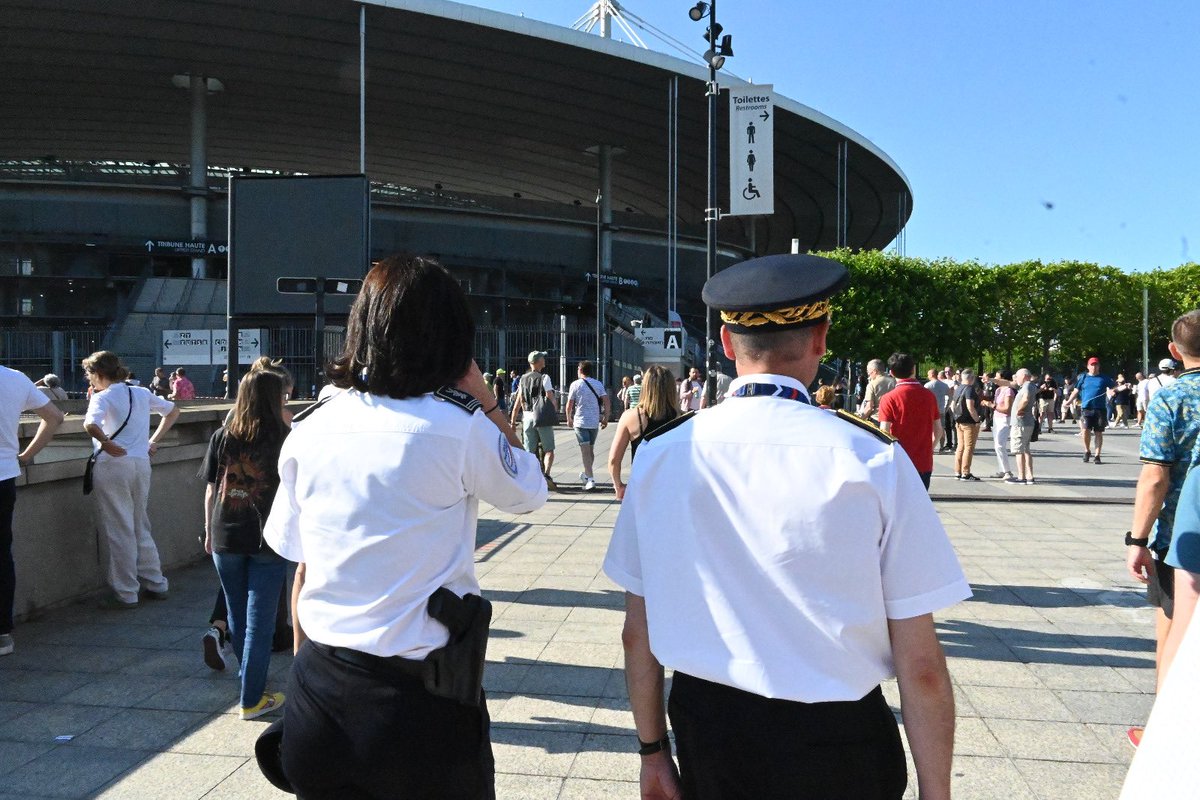 Prefet93's tweet photo. #ConcertDepecheMode
Aujourd’hui 24 juin c’est
👉 le concert de @depechemode au @StadeFrance !
👉 la journée nationale des Sapeurs-pompiers 🚒
L’occasion de lier les deux pour saluer @PompiersParis pour leur engagement au quotidien et lors des événements au #StadeDeFrance https://t.co/rvV9R6bSWx