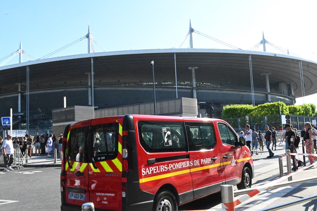 Prefet93's tweet photo. #ConcertDepecheMode
Aujourd’hui 24 juin c’est
👉 le concert de @depechemode au @StadeFrance !
👉 la journée nationale des Sapeurs-pompiers 🚒
L’occasion de lier les deux pour saluer @PompiersParis pour leur engagement au quotidien et lors des événements au #StadeDeFrance https://t.co/rvV9R6bSWx