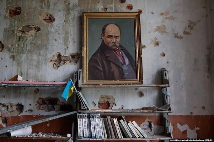 OksanaBrui's tweet photo. A portrait of Taras Shevchenko survived in the destroyed library of freed Blagodatny in Donetsk region. Next to him, Ukrainian defenders put a small blue-yellow flag.
Photo by Serhii Nuzhnenko / RadioSvoboda 
#WeWillWin #UkrainianLibraries https://t.co/6Qgxdr47Ov