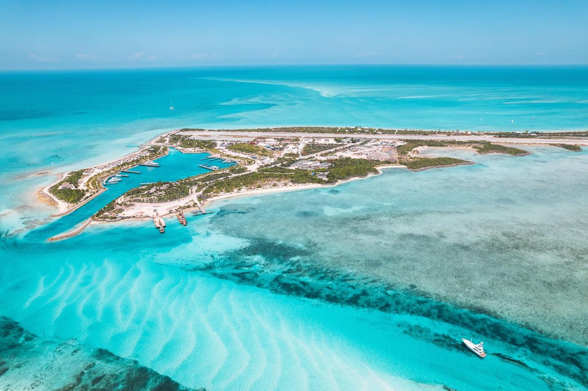 BeeyondBoats's tweet image. By air or sea, Norman’s Cay is the place to be 🏝️