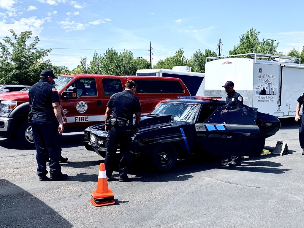 kjwills652's tweet photo. You know it’s a cool car when even @BoiseFire is considering jumping to @BoisePD if they get to patrol in this!
Having fun w/our brothers & sisters in red w/our Police Race Car.
#yesitsreal #runsinthelownines #youcantoutrunthis https://t.co/mcsOVbgyza