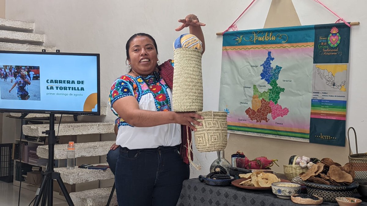 lauraathie's tweet photo. HOY, en @lem_mexico hablamos de la carrera de la tortilla
El chile niahualtleco y el reconocimiento que buscan las mujeres de Coapan, en la voz de la maestra Soledad Nicolás en el Diplomado Latidos de la #Cocina Tradicional Mexicana
https://t.co/OtrGbfrZx7
#Chilaca #Puebla https://t.co/TCjeqw6fcb