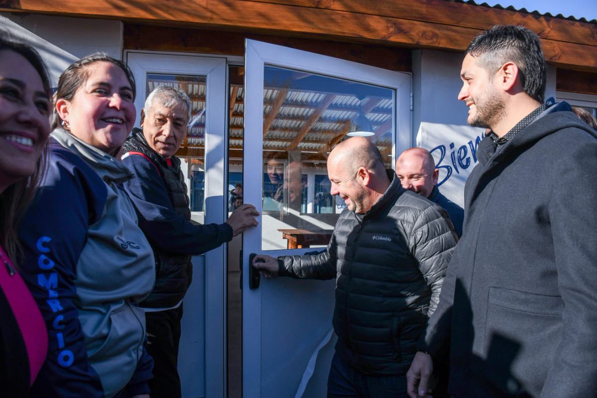 ric_sastre's tweet photo. Esta mañana acompañamos al Secretario General Alfredo Béliz y autoridades del Sindicato de Empleados de Comercio, en la inauguración de un nuevo Salón de Usos Múltiples (SUM) Deportivo, ubicado en el predio de que se encuentra camino al Aeropuerto de #Madryn!

Celebramos estas nuevas instalaciones para los afiliados del SEC y para cada vecino de la ciudad y de la Provincia, como así también la firma de convenios realizados con el Municipio local y el Intendente @Gus_Sastre!

Creemos firmemente en el trabajo conjunto de todos los sectores, para seguir llevándole respuestas a los vecinos. Un Estado presente, y organizaciones con compromiso, nos brindarán muchísimas más herramientas para llegar a cada rincón de #Chubut