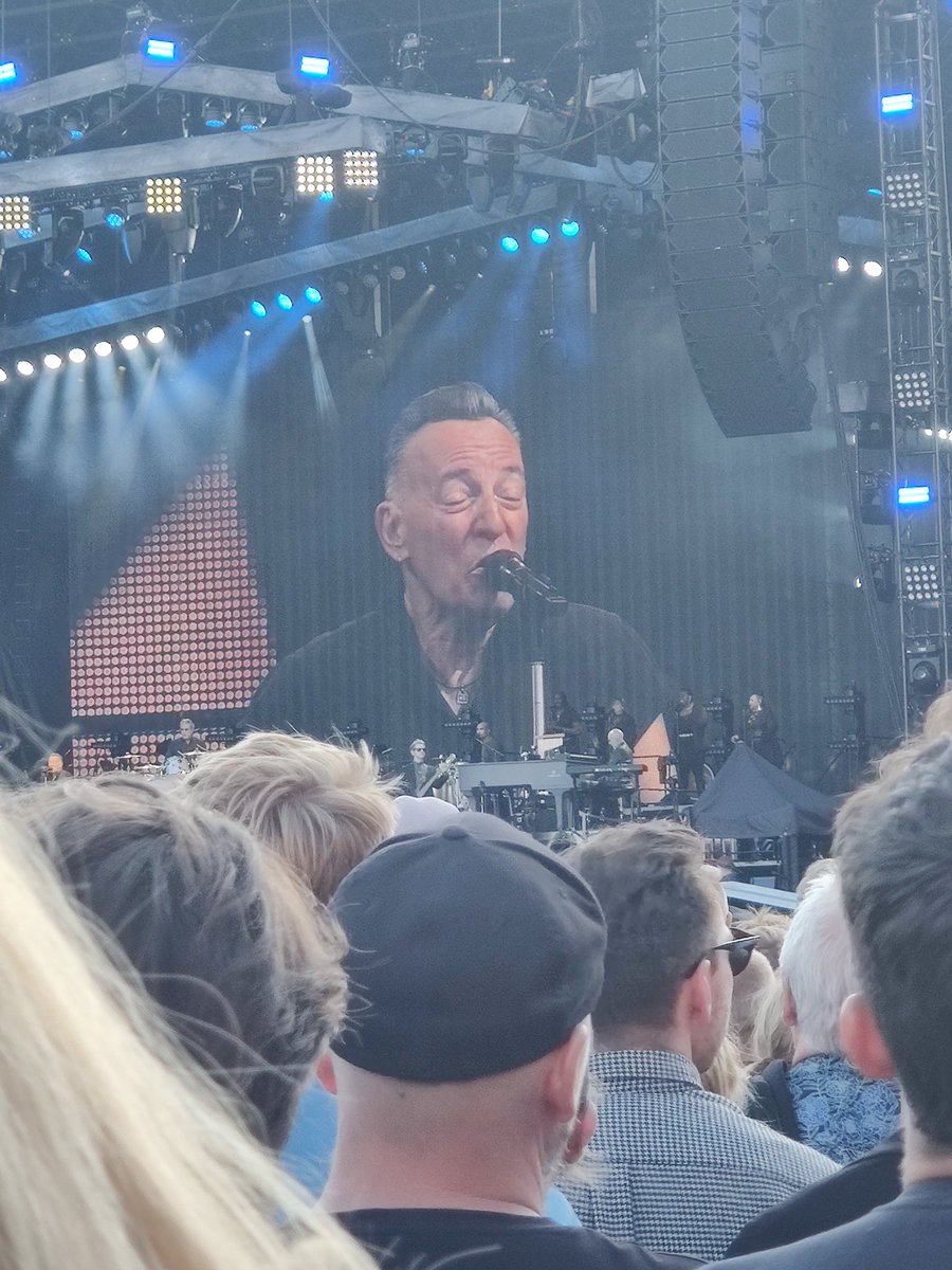 CaffeinPrincess's tweet photo. Welcome home @springsteen Gothenburg loves you! https://t.co/AJjkLxVvP3