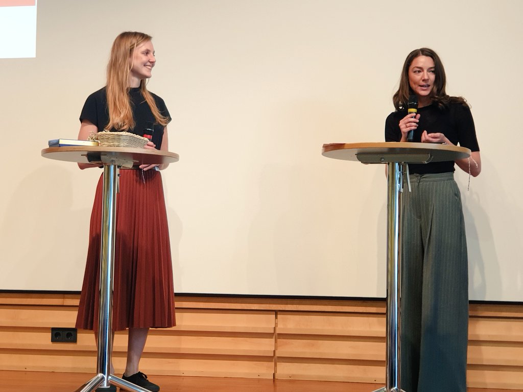 Journalistinnenbund (@journalistinnen) on Twitter photo Marlies-Hesse-Nachwuchspreis an <a href="/ValSchnian/">Valerie Schönian</a> für eine Reportage über prekäre Lage alleinerziehender Frauen.
Ihr Rat an junge Journalistinnen: der größte Fehler ist der Mangel an Größenwahn 😉
#jbMedienpreise Marlies-Hesse-Nachwuchspreis an <a href="/ValSchnian/">Valerie Schönian</a> für eine Reportage über prekäre Lage alleinerziehender Frauen.
Ihr Rat an junge Journalistinnen: der größte Fehler ist der Mangel an Größenwahn 😉
#jbMedienpreise