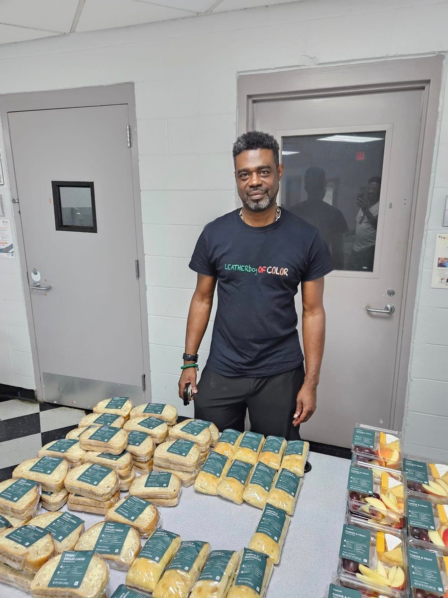 LbOC_group's tweet photo. Leather boys Of Color teamed up with Feed Thee and 4 The Culture to feed seniors, veterans, and those experiencing homelessness last week Saturday. 
#weareLbOC🖤🤎💚❤️ https://t.co/x0QaN9wTvA