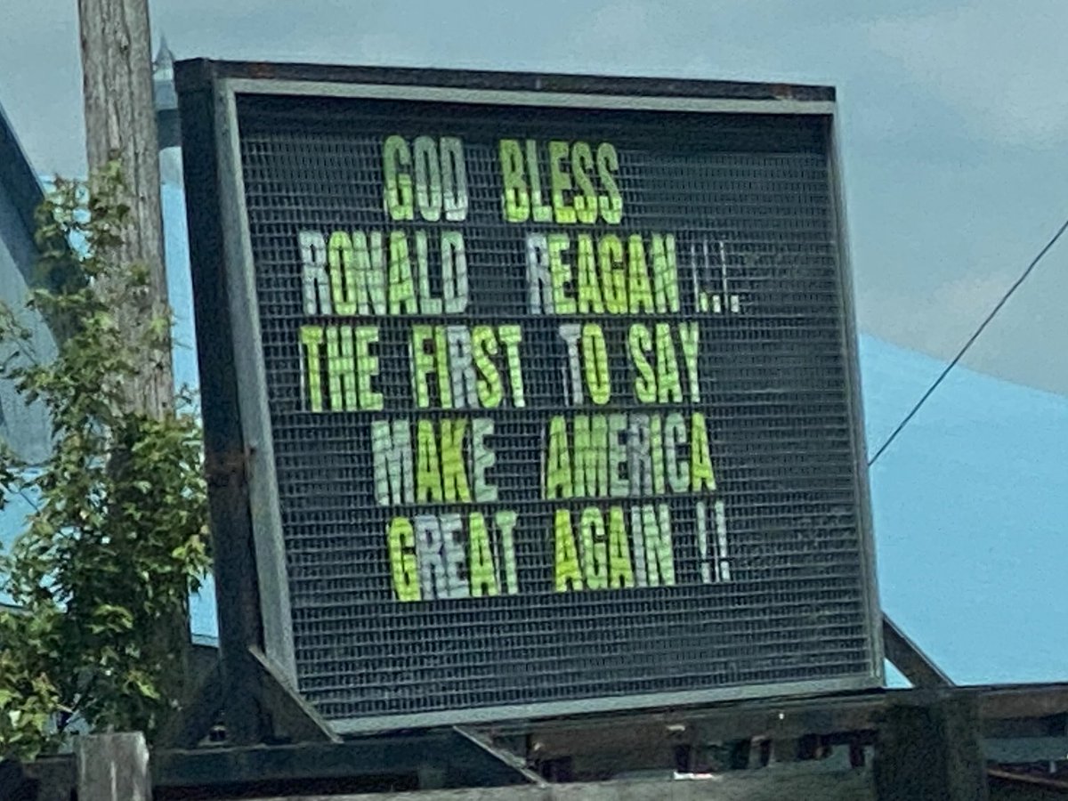 Jdavis_Halton's tweet photo. I don’t mean to be rude but this gent appears to long for America… just wish he would move there. I think the Trump 2024 sign out front of his place is a strong indicator he’s in the wrong country. 👋🏻 #InOntario 🇨🇦 https://t.co/GePdkRgv2a
