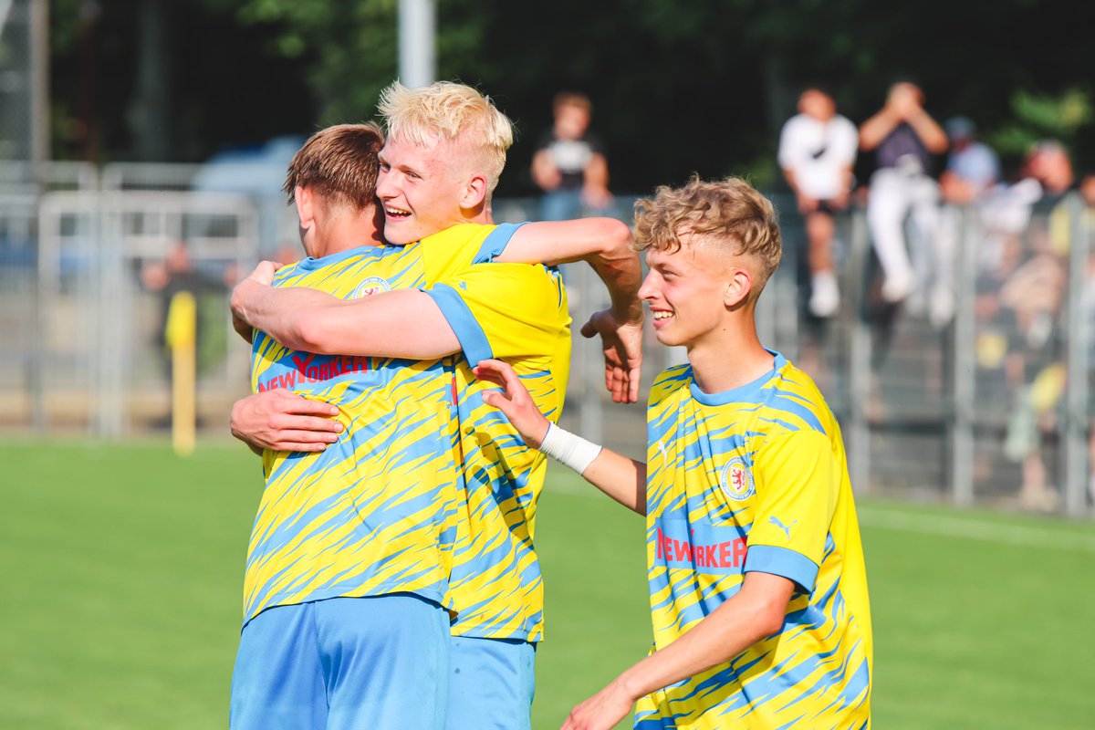 EintrachtBSNews's tweet photo. EMOTIONEN!🤩
#u19relegation #ebshfc https://t.co/3eo397nMaj