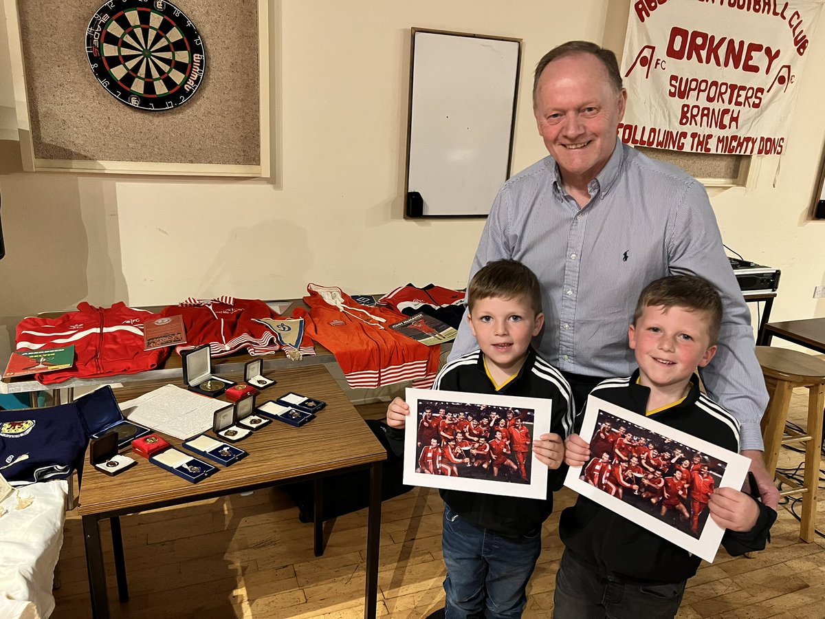 Robl87's tweet photo. @McmasterGreat 2 starstruck wee lads with a Gothenburg great #1983 #madridwho https://t.co/7tOnXMwOfs