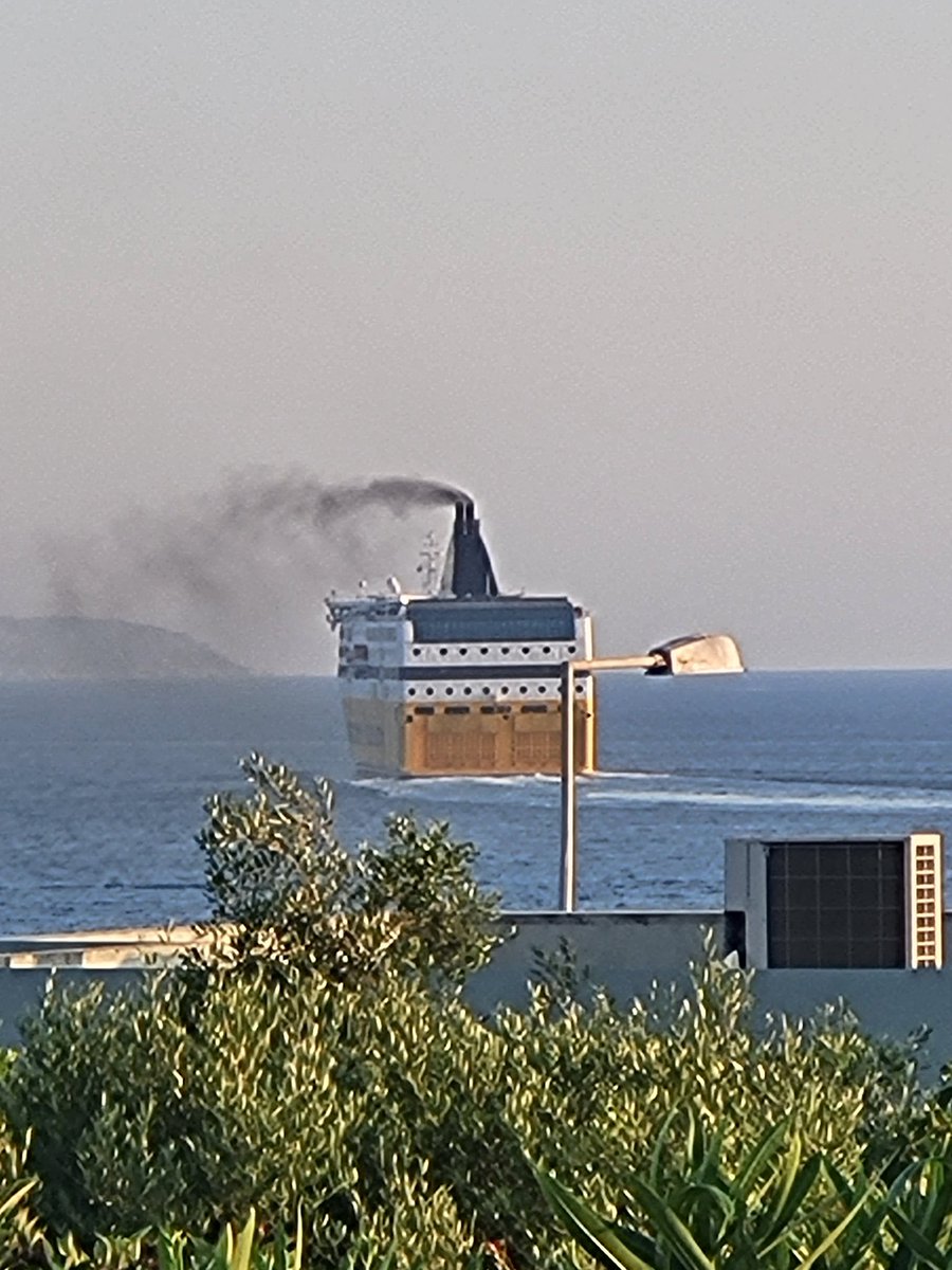 aiacciu2a1's tweet photo. @Corsicaferries ca ne vous dérange pas de nous intoxiquer ?  Les scrubbers vous connaissez ? #pollution  #Corse https://t.co/5R8jrzyXob