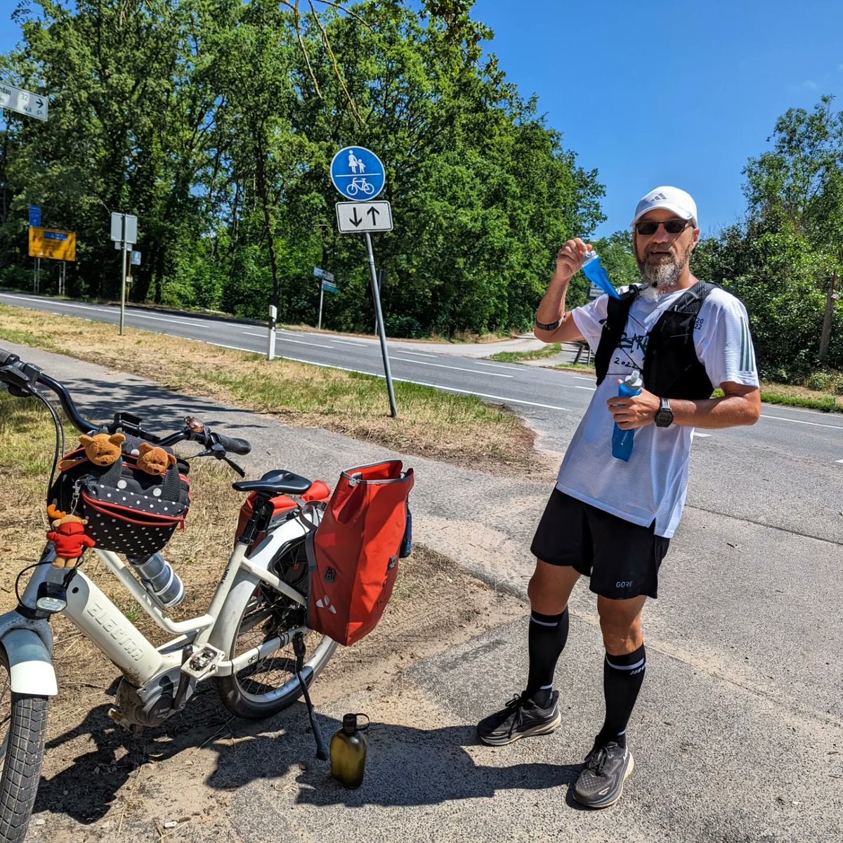 Schrottie's tweet photo. Ich habe das in Sachen #byebye06 von @TorpedoMitte wohl etwas falsch verstanden. Eben höre ich, es sollte ein halber und kein doppelter Marathon sein. 😉
Aber irgendwas ist ja immer. 😉
#twitterlauftreff #Fitsack https://t.co/RD2vXn3GhI