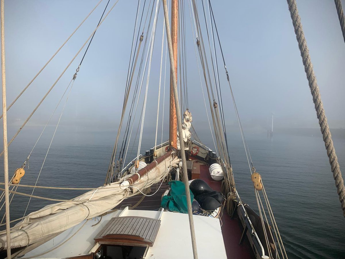 EcoClipper's tweet photo. Entrance of Scheveningen… no wind, but also no visibility! Sail cargo Vessel De Tukker entering port. https://t.co/ARMhDaBFqY #Sailcargo #schevingen #DeTukker https://t.co/YT9X0bl8T5