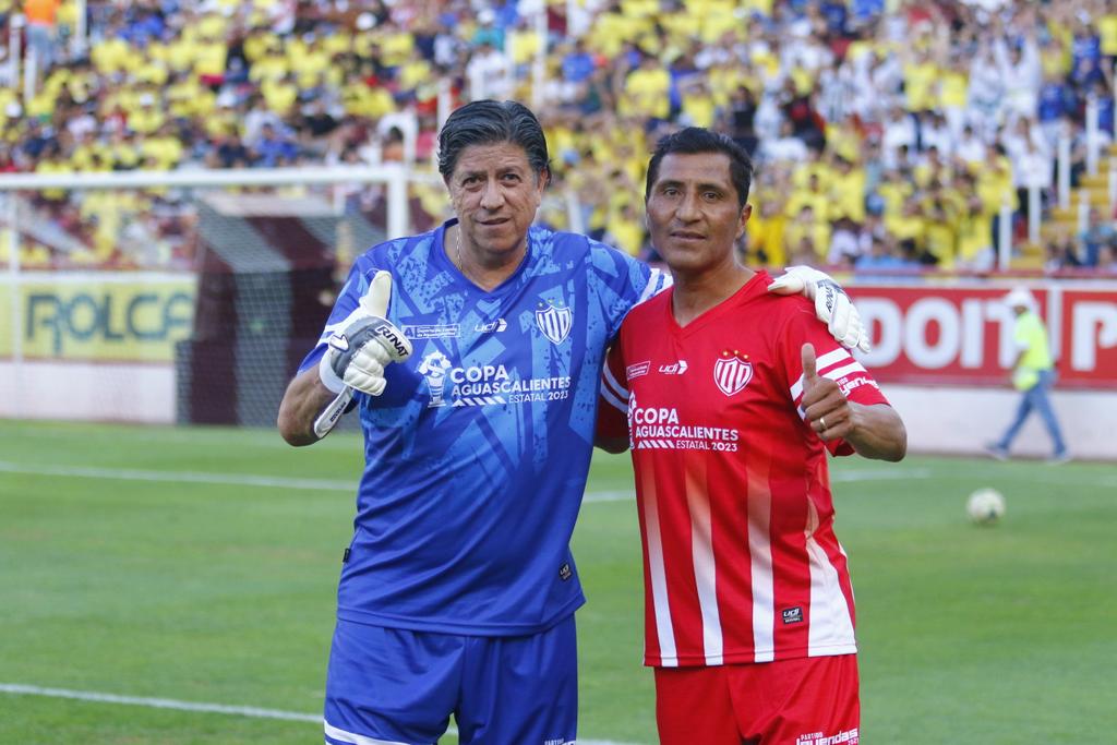 ClubNecaxa's tweet photo. El día de ayer, el Estadio Victoria fue sede del encuentro entre Leyendas del Necaxa y Leyendas del @ClubAmerica.
Esto en el marco de la inauguración de la #CopaAguascalientes, evento que reune a más de 40,000 atletas del estado en 40 disciplinas deportivas.
#ContiGoNecaxa ⚡ https://t.co/OhQGH6qJpY