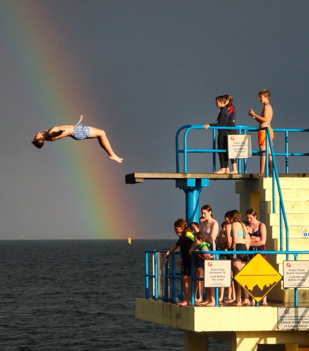 galwaytourism's tweet photo. The light fantastic… 🌤️🏊🏼‍♂️
Blackrock, Salthill, Galway

#LoveGalway #WildAtlanticWay 
📸ig/darachphotography https://t.co/p81v1JFdqG