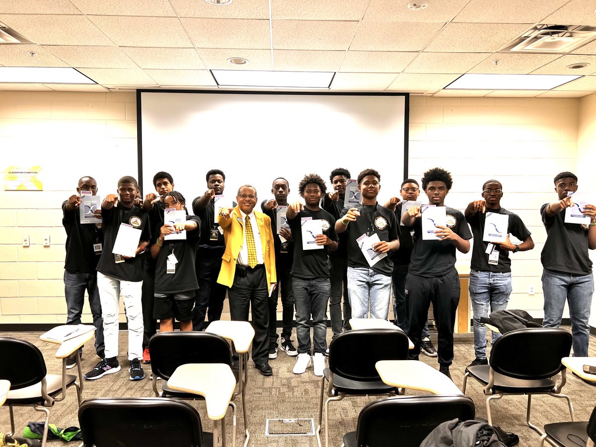 FYILS_FFAC's tweet photo. Our Scholars “HONOR” our Session Leaders: Financial Literacy with Bro. Carl Logan, CFEd [2023] Florida Youth Intensive Leadership Summit (UCF, Orlando, FL).

@ffac1906
@AlphaSouth
@apa1906NETwork
#FYILS2023
#FYILSDNA
#FLORIDADISTRICTDNA
#FLORIDAFED https://t.co/bLBao8nfgU