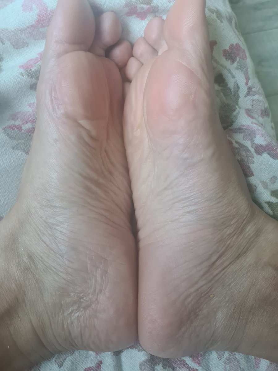 MeesteresJade's tweet photo. wie houdt van voeten met voeten https://t.co/tXxO04kDRo