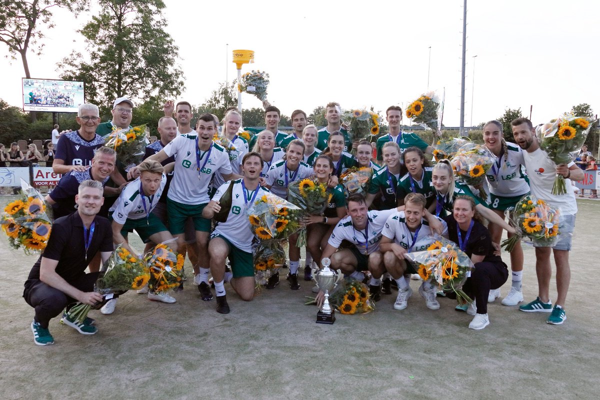 Korfbalpuntnl's tweet photo. Na de Supercup, de IKF European Champions League en het landskampioenschap in de zaal, werd ook de landstitel op het veld een prooi voor @PKCKorfbal. In Driebergen werd @Fortuna_Delft met 13-18 verslagen. Meer: https://t.co/ybvjSOQvKx #NKD2023

Foto: Marco Spelten, Korfbalfoto https://t.co/tt0wqo5fQ0