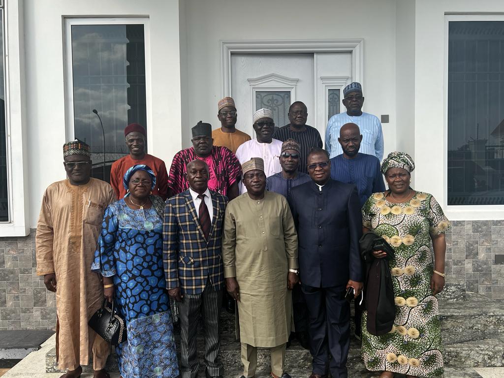LalongBako's tweet photo. My former Special Advisers payed me a visit to extend their best wishes and reaffirm their commitment to remain committed to the peace, progress and development of Plateau State and Nigeria. (1/2) https://t.co/X5hRlShkrJ