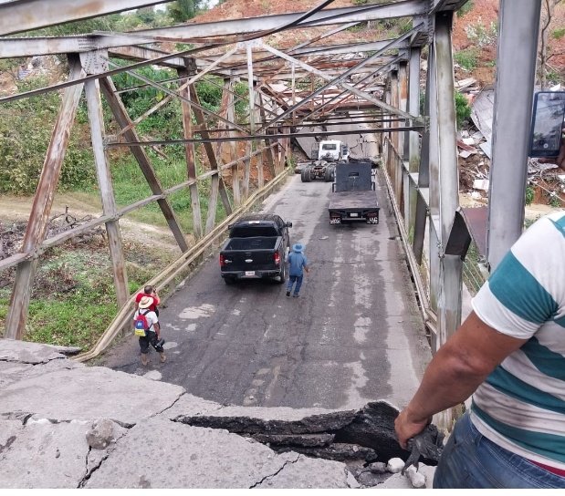 JosefinaAlvar90's tweet photo. Que destructiva es la guerra, miren como acaban puentes y... perdón este es el puente de Onia en El Vigia Estado Mérida que tiene meses que se cayó por la decidia y el abandono y lo que hicieron los mediocres "gobernantes" fue una pedazo de trocha,el chavismo es peor q una guerra https://t.co/yYgw1sY3Jq