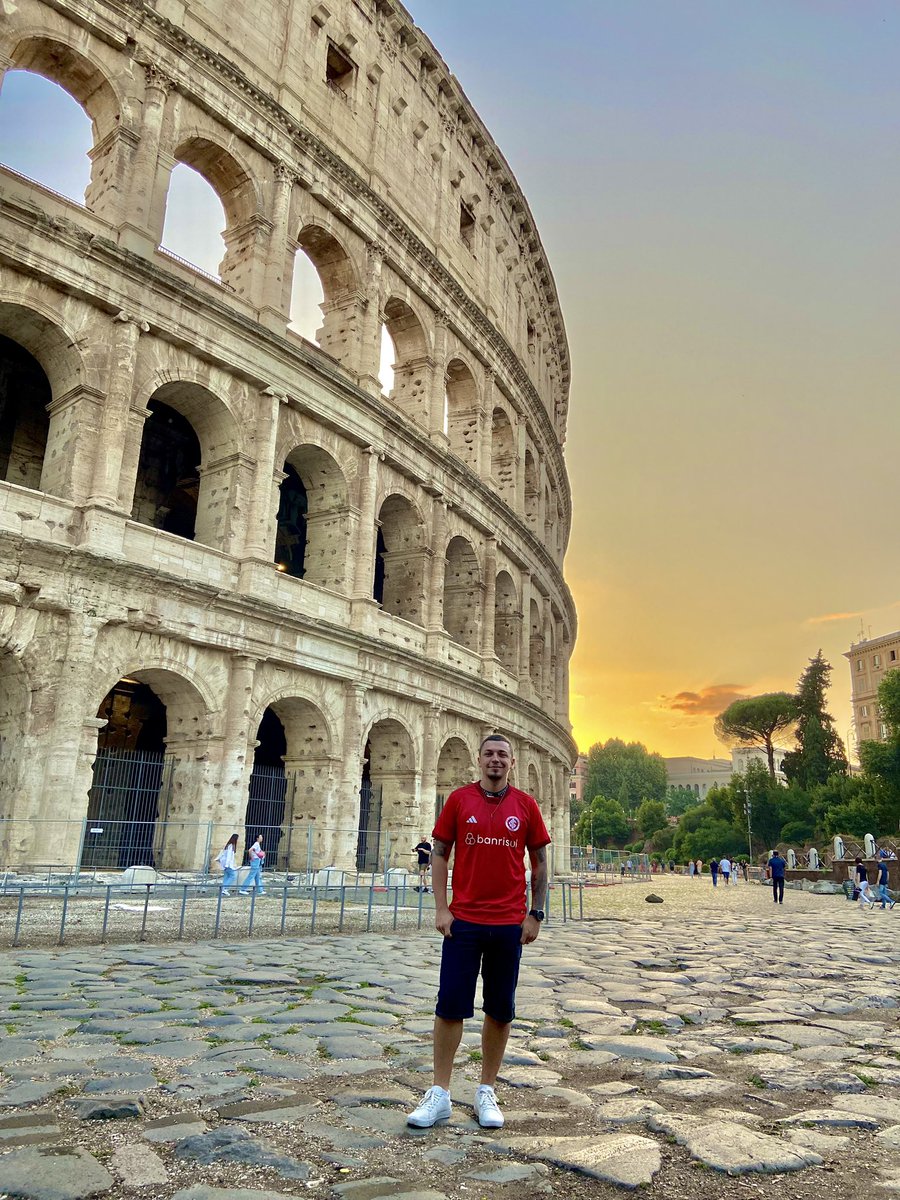 lucasmaciel92's tweet photo. Aonde eu for, levo meu Inter comigo! 🇦🇹 @OMundo_Colorado @SCInternacional #Interpelomundo https://t.co/tX6gCIEt7m