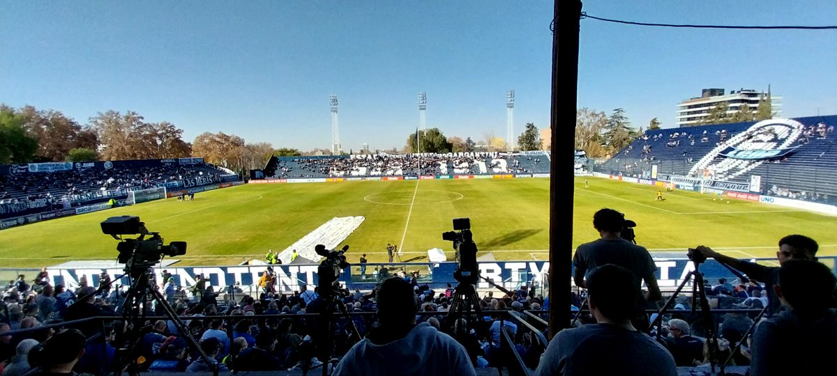 GustyTello's tweet photo. Listos para vivir @CSIRoficial vs @ChacoForEver_OK 
Relatos: @roblestano 
Comenta: @DANIELFIOCHETTA 
Vestuarios: @MarkitosBarrera 
Siempre por la número 1 @radionihuil 
https://t.co/8OiP3nxsQw https://t.co/Y2F1KYQyHq