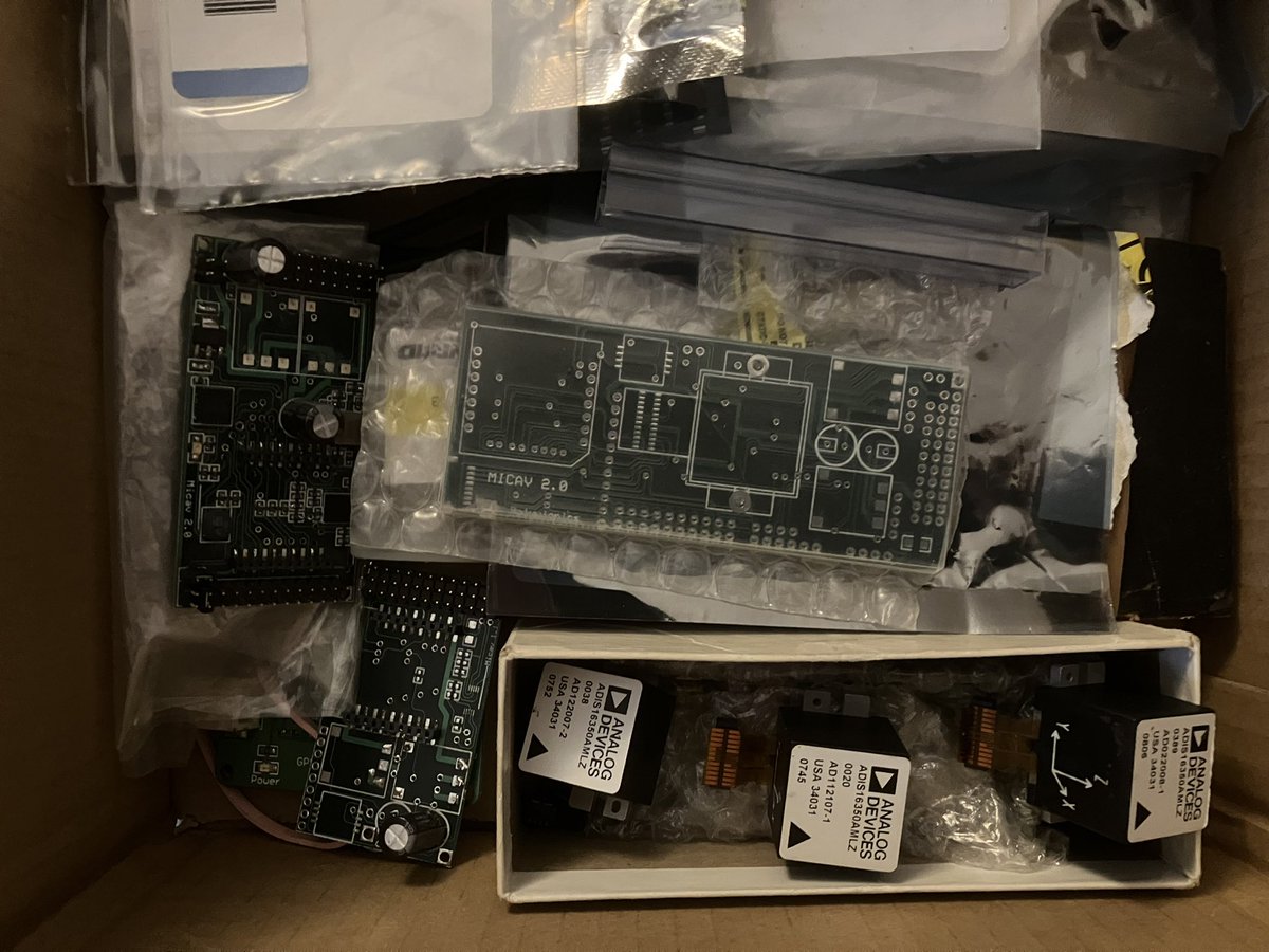 Stephane_Querry's tweet photo. Retrouvé dans mes archives, les premiers autopilotes pour #drone que j’avais développés en tant qu’étudiant

C’est maintenant très commun, mais ce n’était pas évident de faire tenir ordinateur, centrale inertielle, modem de communication… dans une petite carte, à l’époque (2006) https://t.co/UFFgJTwQZq