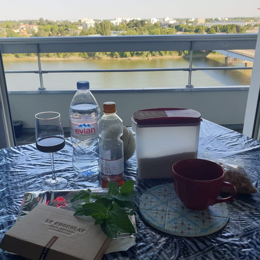 Dada, reviens nous vite ! Pardon viens longtemps on va partager ce magnifique repas frugal, que j'ai intitulé "Indétrônable #gari sur Loire, frappé de ses éclats d'acajou d'Adjatchè, pralinés des ganaches gourmandes d'Alain, frelatés de #menthe potagère sur melon" 😎 #wasexo