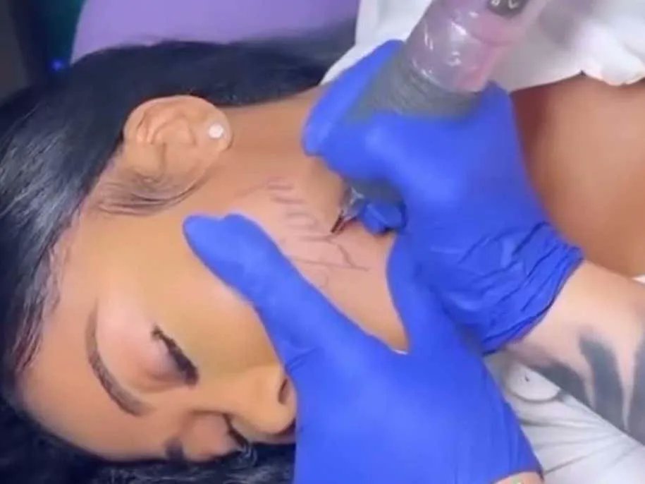 barstoolsports's tweet photo. Moriah Mills Has Reached New Levels Of Unhinged And Got Zion Williamson's Name Tatted On Her Face https://t.co/8pWERP4nAP https://t.co/QeyaNJgUTk