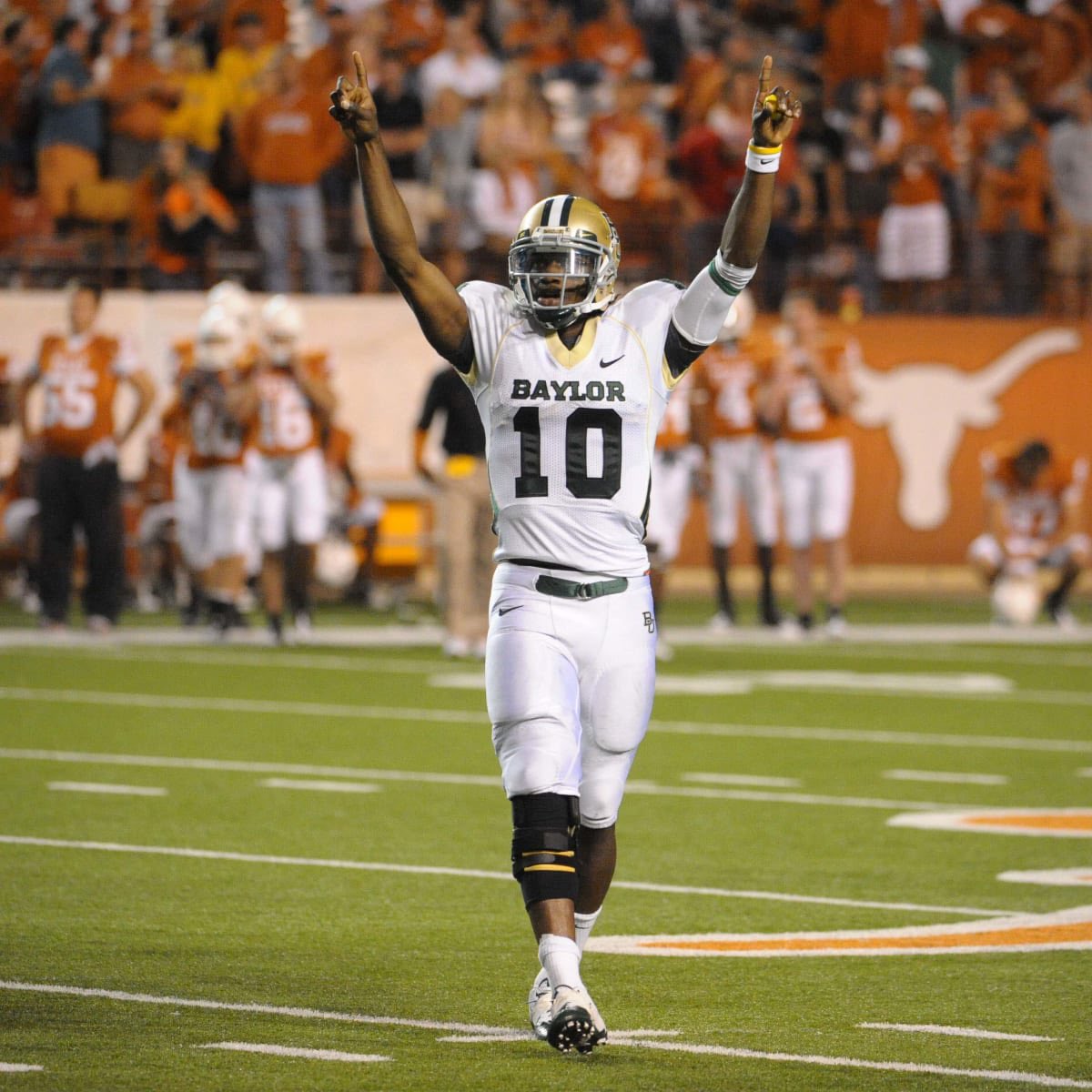 #AGTG After a great camp today I’m blessed to say I’ve received an offer to Baylor University! God is great ! #SicEm 🟢🟡<a href="/BUFootball/">Baylor Football</a> <a href="/CoachDaveAranda/">Dave Aranda</a> <a href="/HebronFootball/">Hebron Hawks Football</a> <a href="/CoachTowels/">J. Towels III</a>