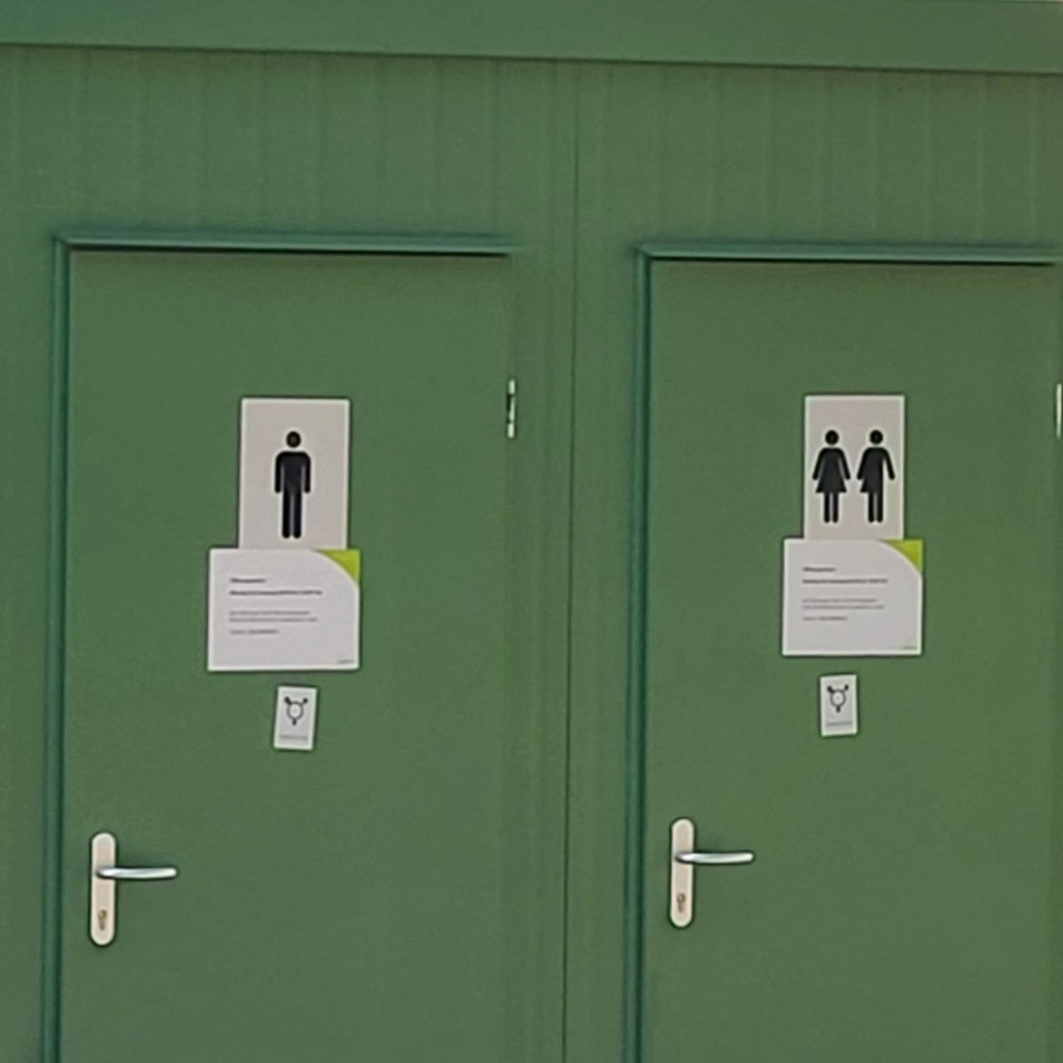 Mira_Segler's tweet image. Toiletten auf dem #CSDMünchen.

Eine für Menschen mit Behinderung, 
Eine nur für Männer.
Noch eine für Männer, anstatt der Frauentoilette.

Sobald ein Raum für Frauen Männern geöffnet wird, ist er kein Frauenraum mehr.

#CSDMuenchen #FrauenSagenNein #DieFrauenSindWir