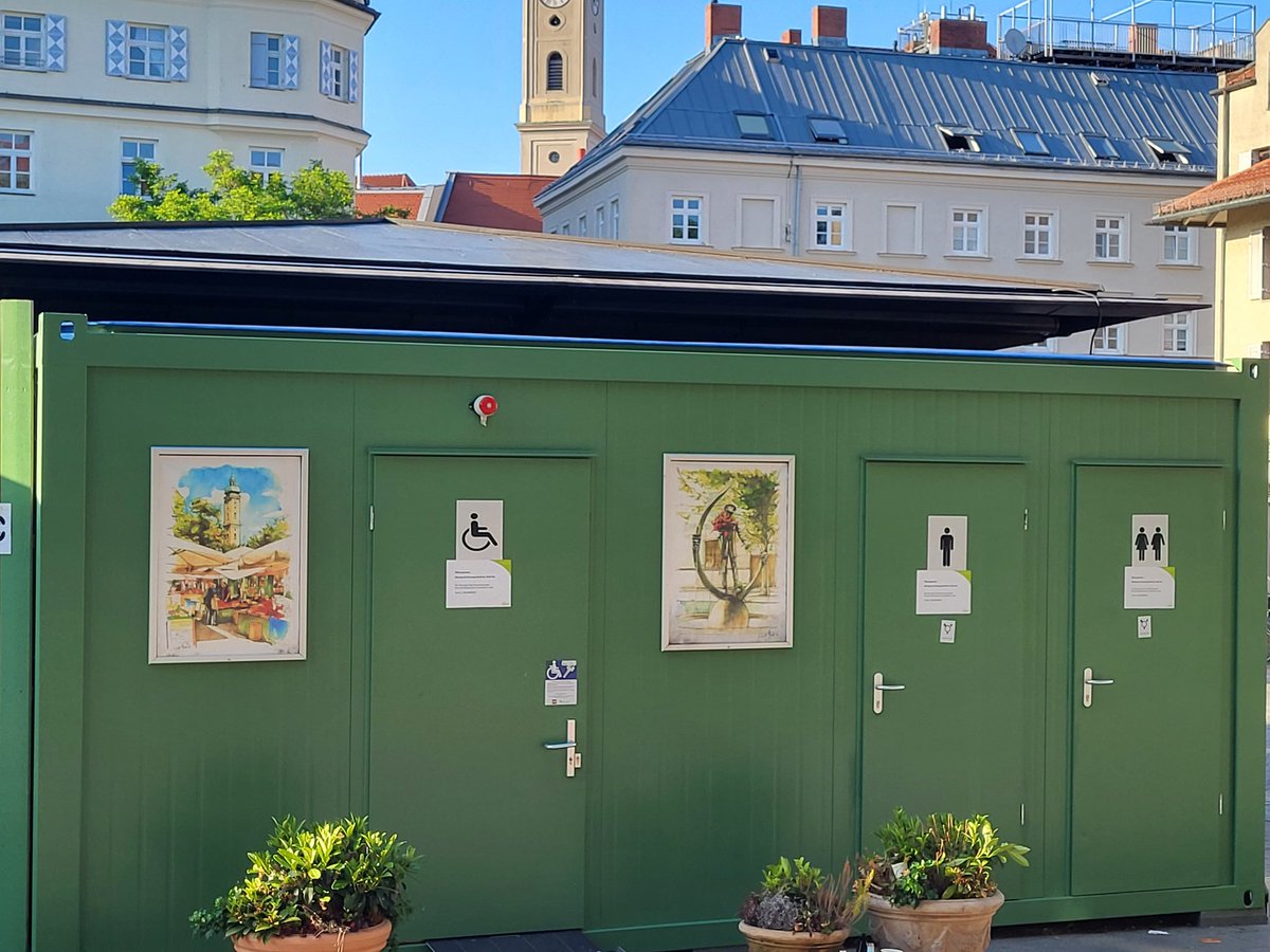 Mira_Segler's tweet image. Toiletten auf dem #CSDMünchen.

Eine für Menschen mit Behinderung, 
Eine nur für Männer.
Noch eine für Männer, anstatt der Frauentoilette.

Sobald ein Raum für Frauen Männern geöffnet wird, ist er kein Frauenraum mehr.

#CSDMuenchen #FrauenSagenNein #DieFrauenSindWir
