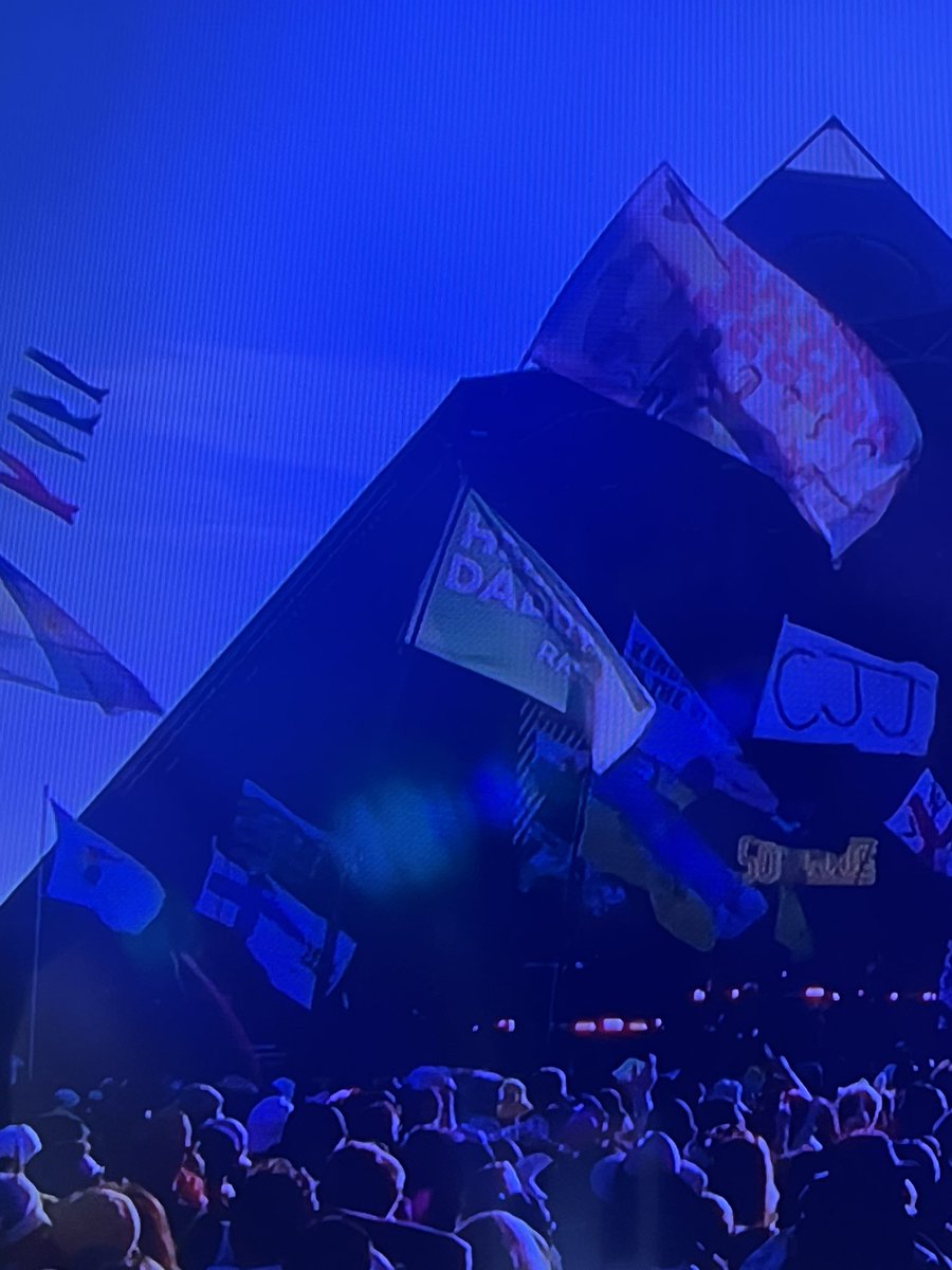 lukeydukey154's tweet photo. Just as I was saying to my mrs they’ll be no #radioxflags at Lizzo I spotted Rosie’s!! https://t.co/FEkNBKXvjs