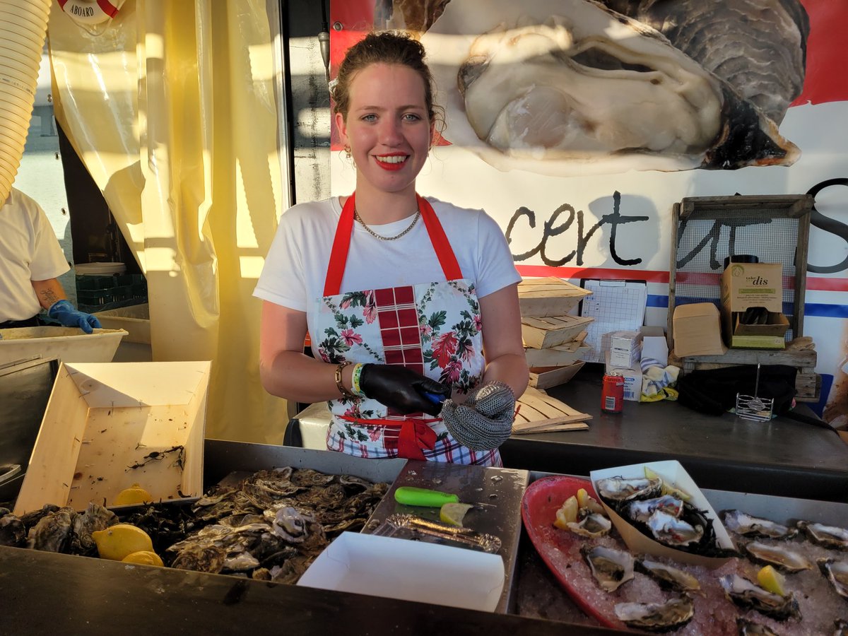 Of het echt festivalvoer is kan je je afvragen maar de oesters vliegen over de toonbank op #cas