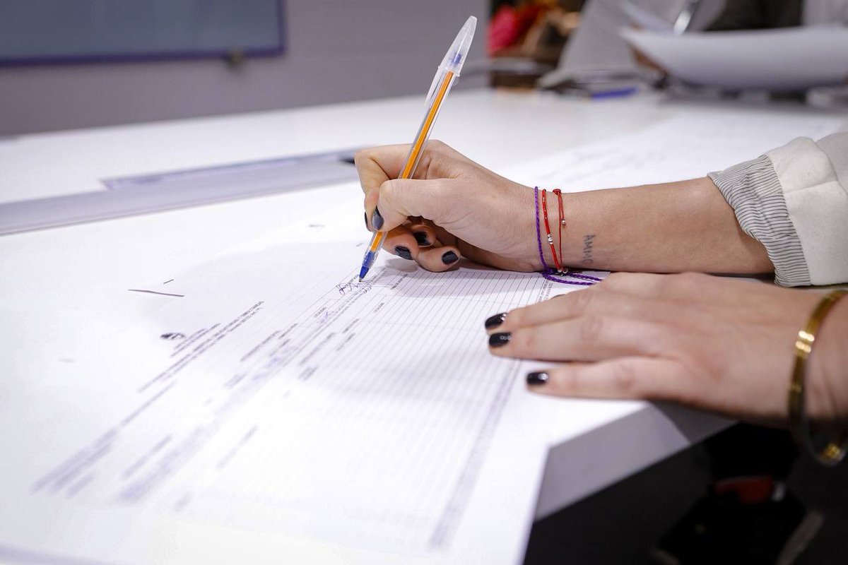 mayrasmendoza's tweet photo. Firmando mi precandidatura a intendenta con el compromiso que asumí con los quilmeños y quilmeñas hace 4 años.

Quiero seguir trabajando para continuar transformando #Quilmes.

#SiempreParaAdelante para que esta ciudad que tanto amamos sea como siempre la soñamos☀️❤️ https://t.co/Q0WAu93io3
