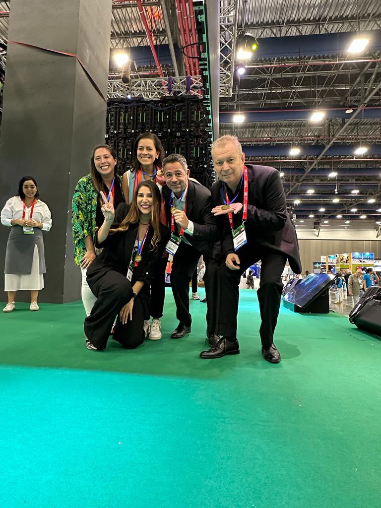 vavelufe's tweet photo. ¡Triunfo en #Fiexpo! 🎉 Nuestro equipo multicultural de #Argentina, #Chile, #Guatemala y #Colombia se llevó el premio en el Convention Bureau One Day Challenge. Unidos por la diversidad, lideramos con innovación. #MeetingsIndustry https://t.co/EKI4HjjhUT
