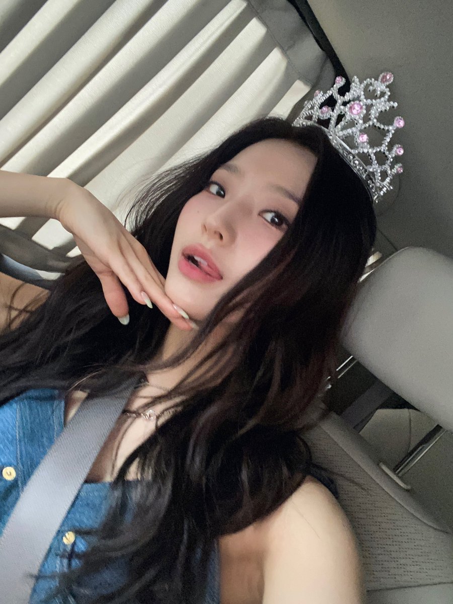 fromiscare's tweet photo. marceline has just stolen princess’ tiara https://t.co/RDo1Pditkg