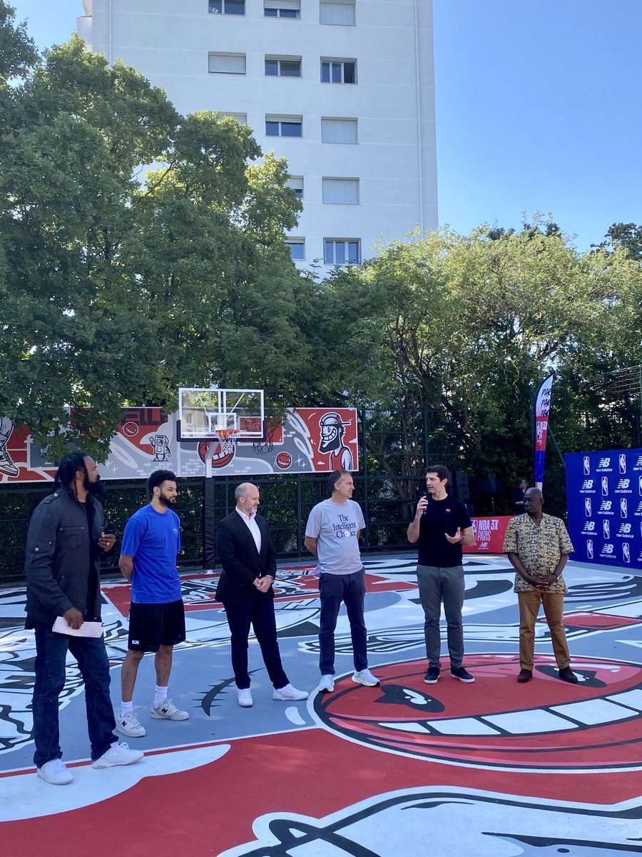 Nouveau terrain artistique avec la @NBA @newbalance ce matin.Le TEP Luquet à Belleville @mairie20 inauguré avec un match amateur de 🏀3x3 avec un coup d’envoi donné par @BeMore27 Jamal Murray champion NBA 2023! Notre plan de rénovation continue pr le basket pour les Parisiens.