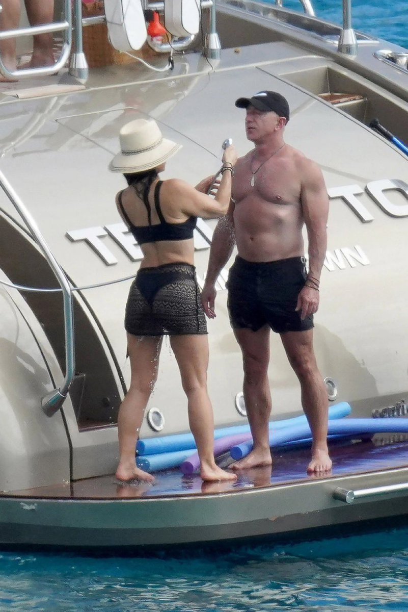 ElonMuskAOC's tweet photo. Mr. Jeff Bezos, she won’t be doing this after I beat you in our fight. 

Zuck, same goes for you. 

Mind games. https://t.co/t9APle9va8