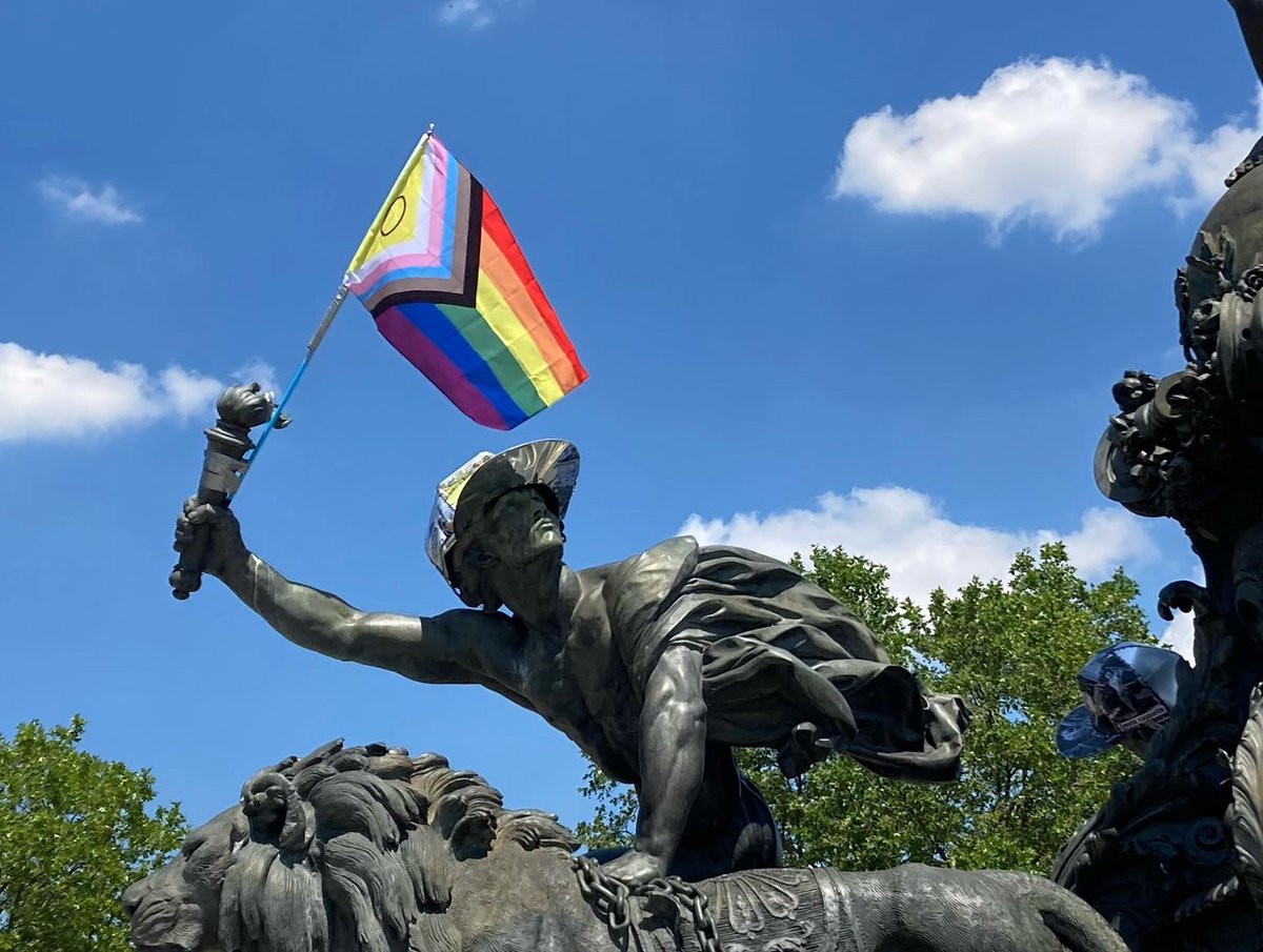 Manif des Fiertés à Paris 🌈✊

#pride #pride2023 #paris #lgbtqia+ #lgbtqiarights