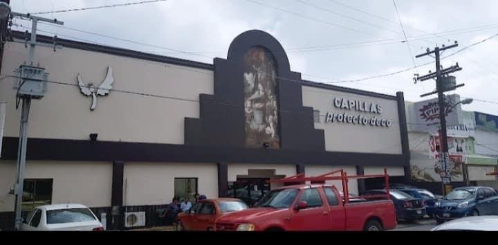 _taxista_regio_'s tweet photo. En el 2005 mi papa empezó a pagar dos servicios funerarios en las capillas protecto deco y se terminaron de pagar en tres años, esos servicios de un principio eran para el y mi mamá, para cuando llegara la hora de su partida de este mundo tener todo ya preparado para ellos dos.
El miércoles 21/06/23  a las 2:30 am mi hermana Ana Maria falleció de un infarto que le vino por un golpe de calor, papá decidió que se utilizará uno de estos servicios ya pagados para ella, fuimos para el imss para tramitar el certificado de defuncion y nos dijeron que a esa hora no habia servicio para eso, que fueramos hasta las 8 am, mis hermanos se cooperaon para pagarle a un medico para que mi hermana no estuviera mucho tiempo ahí en casa  y más que nada tambien por las altas temperaturas,  y antes de las 7 am llego el doctor a la casa  para hacer el certificado de defunción
Nos fuimos a la funeraria protecto deco que esta en la ave. Aztlan dos de mis hermanos y yo hacer efectivo el servicio funerario, por el peso de mi hermana (el servicio de papá es basico) se ocupo un ataud XL y nos cobraban $14,500 pesos más, dijimos que si, preguntamos que a que hora pasarán por ella y quedaron que en dos horas, llegamos a la casa a las 9:30 am y a partir de ahí conté las dos horas y marque a las 11:30 am y me dijeron que no aun no pasarían y que marcara mas tarde, se dan las 3 pm vuelvo a llamar y me dicen otra vez lo mismo que aún no pasarán, como a las 6 pm vuelvo a llamar y otra vez con lo mismo, fue entonces que les dije que como era posible que un no podían pasar por ella que peligro y se iban a cumplir 24 horas que mi hermana falleció y ellos aun no pasarían por ella, me oyeron tan molesta que en ese instante marcaron a laboratorio y les dijeron que ahora si en una hora llegaban pero no fue así, llegaron hasta las 8 pm por ella, entregué la ropa con la que la vestirian y me dicen que llame más tarde para saber a que hora llega mi hermana la funeraria, nos quedamos un poco más tranquilos por que el cuerpo de mi hermana ya iba ser preparado para darle su último adiós
Al siguiente día 22/06/23 a las 7 am llamo para saber a que hora llegaría a la funeraria y me dicen marque en dos horas, llame a las 9 am y otra ves con lo mismo que llamara en dos horas volvi llamar como a las 12 pm y me dijeron que mi hermana aun no estaba y que llamara hasta después  las 6 pm haber si ya estaba lista, y le contesto, como que haber si ya esta lista? Dice la mujer que me contesto, si es que no hay salas disponibles hasta el lunes le cuelgo y le llame a mi hermano Daniel O. De la Vega  para ponernos de acuerdo e ir a la funeraria llegamos como a las 3:30 pm ahí y nos encontramos con dos familias más que estaban pasando por lo mismo, una de ellas me dice, " mi mamá ya está en descomposición ella murió desde el martes y no pasaron pasaron por ella hasta las 11 am del miércoles, ahora nos dicen que será velada solo 3 horas y con ataud cerrado" la otra familia igual el cuerpo de su familiar estaba en las mismas condiciones que la otra señora 
Le empiezo a decir a la srta que estaba ahí que me dieran la solución y que por qué si ellos sabían que estaban saturados por que no me dijeron en el instante que fui que no había capillas disponibles que solo era para sacar dinero por que a parte del los 14,500 más que nos iban a cobrar eran 20 mil más de destape