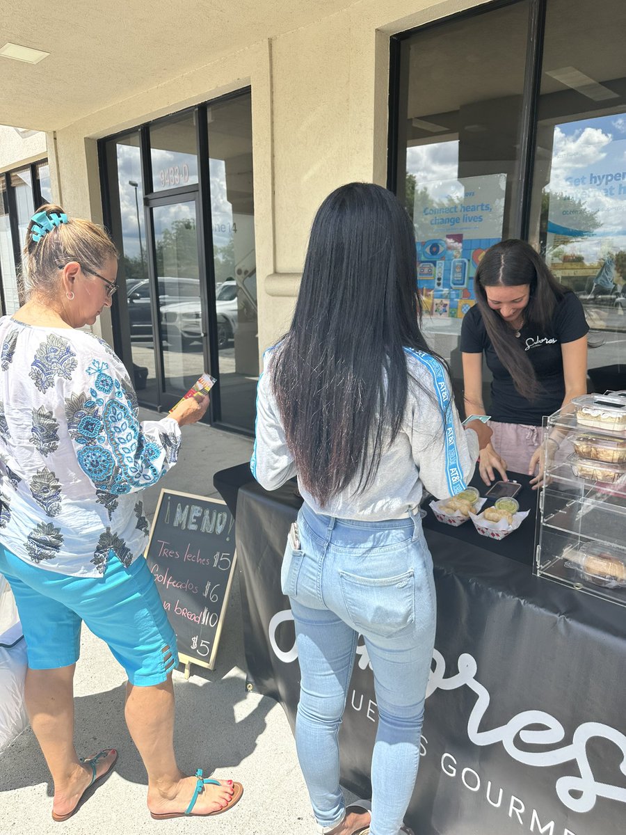 TanyaOkonkwo's tweet photo. Small Business Saturday at Grindville!! AT&amp;T presents Sabores Tequenros Gourment!! #winninglocal @AleIvennia7 @M_KennedyK @Julio_Cintron14 
@VinceLeaks 
@404girl https://t.co/Dldq2dWhE1