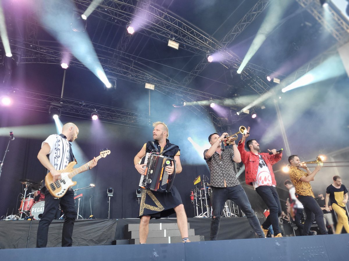 Ze worden aangekondigd als het grootste feestje van de avond: La Pegatina uit Barcelona maakt dat ook meteen waar!