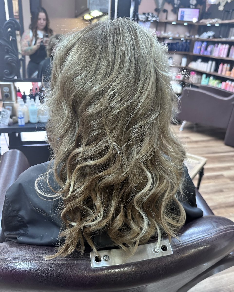bpbfxbg's tweet photo. Did a little refresh of color to create an flawless blend, along with a move up of her I-tip extensions from @bellamihair! ✨

 #cutcolorblowout #blowouts #salon #haircut #color #cutandcolor #fredericksburg # #hairstylist #colorist #virginiasalon #keune #modern... https://t.co/vpsP8QyowP