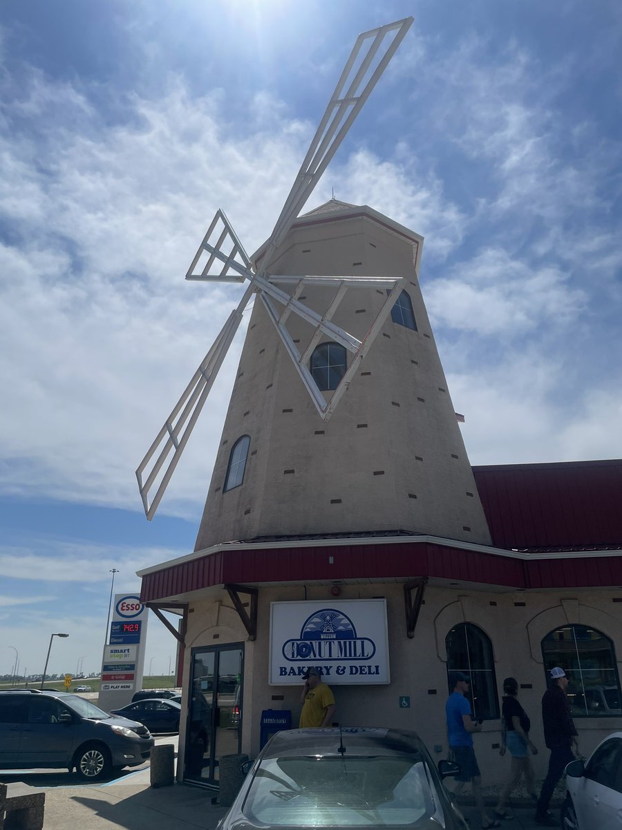 turkeynator_85's tweet photo. A good place to stop on Highway 2. #Donutmill #RedDeerAb #Highway2 🍩 https://t.co/nZ6S86J7Kg