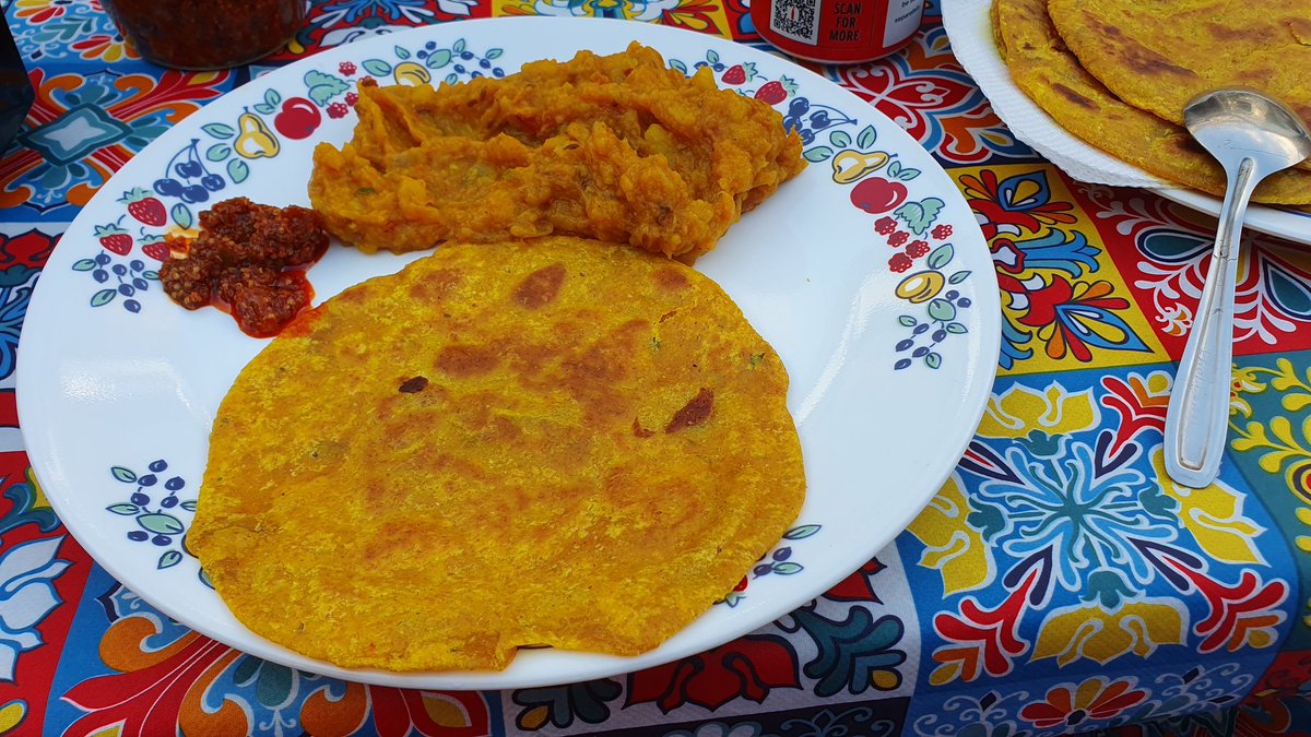 🍌🌮 Uganda's delightful fusion of flavors! Indulge in the mouthwatering combo of matoke and paratha. 🤤🌞 The perfect summer evening treat that's sure to satisfy your taste buds. 😋 #UgandanCuisine #FoodFusion #SummerDelights