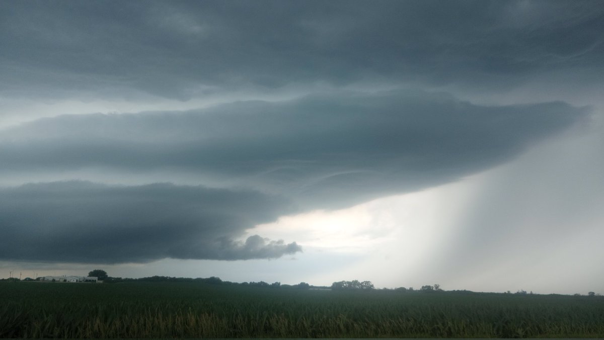 StormManJustin1's tweet photo. 2 miles East of Randall IA #iawx https://t.co/uy1e9SPdQi