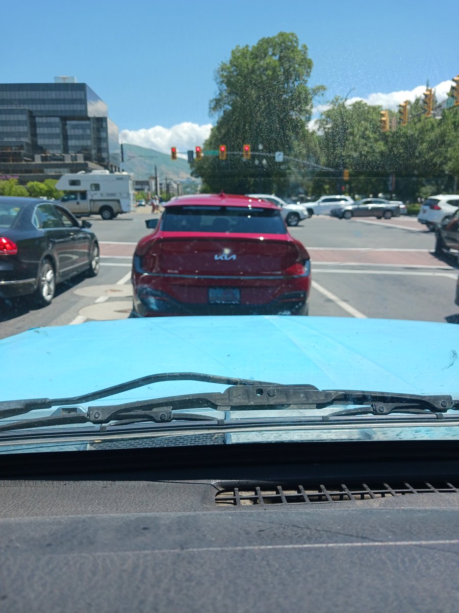 CallMeJPizzle's tweet photo. Hey @Kia why doesn't your ev6 have brake lights? https://t.co/V3dM3QpJzp