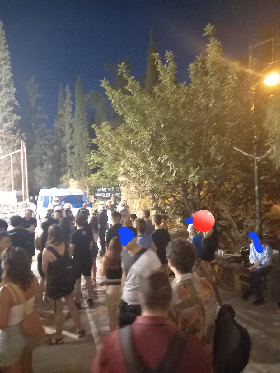 mavrilista's tweet photo. Λόφος Στρέφη πριν λίγο. Διαπραγματεύσεις  να περάσουν οι μπάτσοι από τον χώρο εκδηλωσης για τον Δ. Χατζηβασιλειάδη https://t.co/vzF8dqCLit
